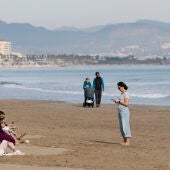 Vista de la playa de las Arenas en Valencia, en uno de estos días de otoño ventosos y con subida de temperaturas. 