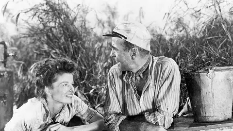 Humphrey Bogart como Charlie Allnut y Katharine Hepburn como Rose Sayer en la película de 1951 The African Queen, a bordo del barco del mismo nombre. Humphrey Bogart como Charlie Allnut y Katharine Hepburn como Rose Sayer en la película de 1951 The African Queen, a bordo del barco del mismo nombre.