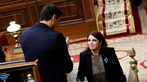 La portavoz del PSOE, Adriana Lastra, junto a Pedro Sánchez, en una imagen de archivo La portavoz del PSOE, Adriana Lastra, junto a Pedro Sánchez, en una imagen de archivo