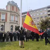 Izado de bandera en la Plaza de la Constitución Izado de bandera en la Plaza de la Constitución