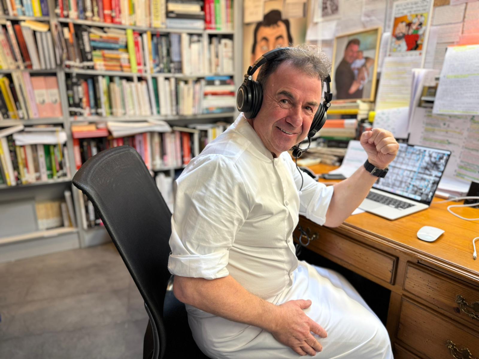 Martín Berasategui presenta con David de Jorge su nuevo libro de recetas 'Dos chiflados en la cocina': "Tengo ganas de seguir en la brecha" Martín Berasategui presenta con David de Jorge su nuevo libro de recetas 'Dos chiflados en la cocina': "Tengo ganas de seguir en la brecha"