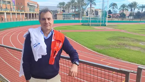 Dr. Santiago Mera, médico maratoniano: tener una mentalidad flexible y recordar por qué estamos allí son claves para afrontar con éxito una maratón. Dr. Santiago Mera, médico maratoniano: tener una mentalidad flexible y recordar por qué estamos allí son claves para afrontar con éxito una maratón.