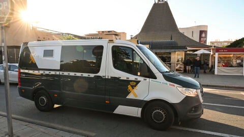 Un furg&oacute;n de la Guardia Civil accediendo, en una imagen de archivo, a la Ciudad de la Justicia de Almer&iacute;a