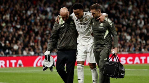 El defensa del Real Madrid &Eacute;der Milit&atilde;o se retira lesionado, durante el partido de la jornada 15 de Liga 