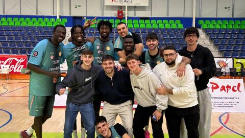Celebraci&oacute;n del plantel despu&eacute;s de conseguir el triunfo en &Aacute;vila