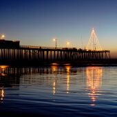 Árbol de Navidad en un muelle californiano