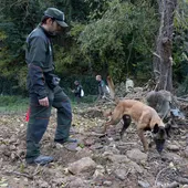 Un agente rural junto con un perro canino Un agente rural junto con un perro canino