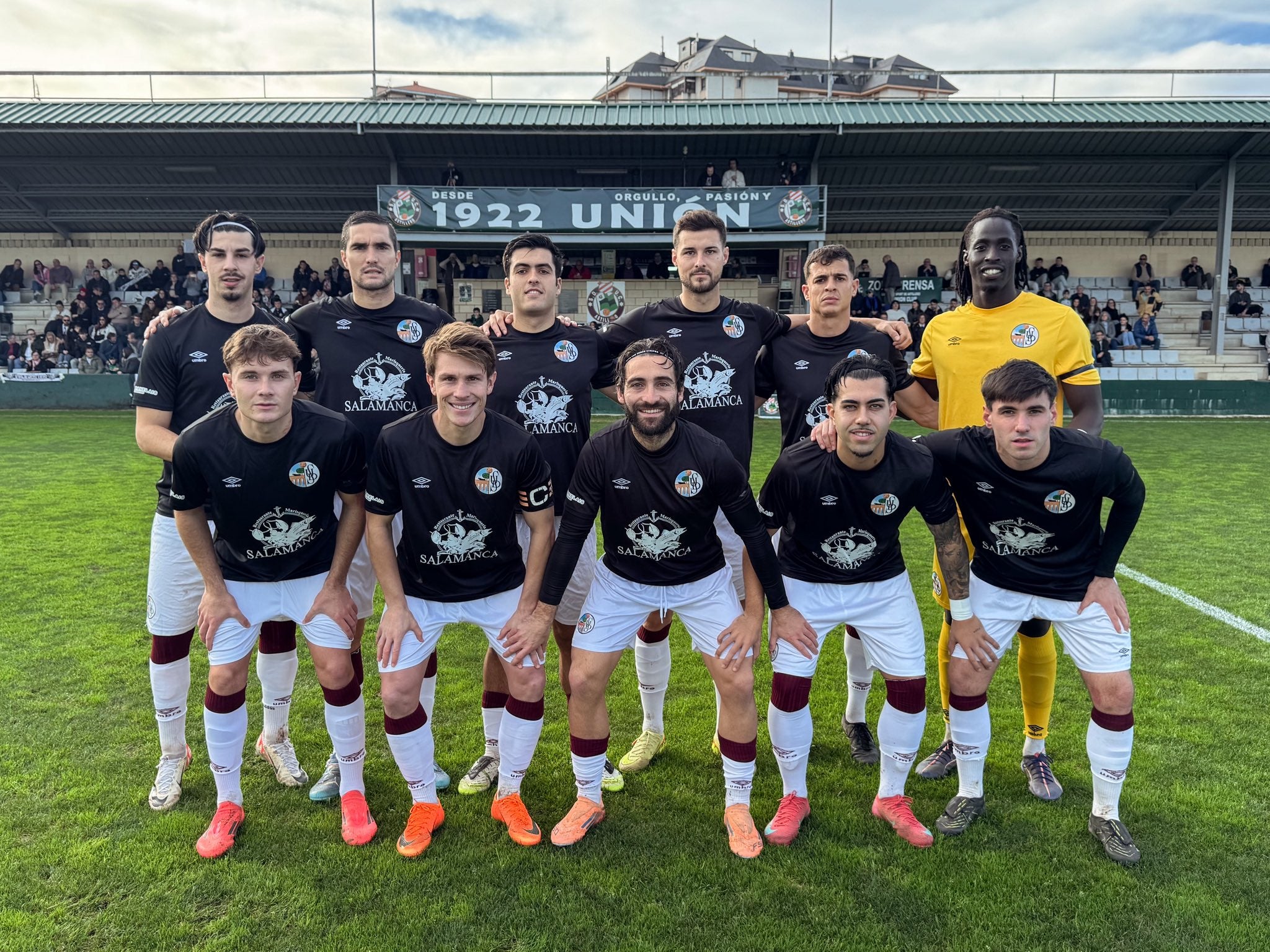 El Salamanca UDS vuelve a jugar sin el logotipo del Ayuntamiento de Salamanca y la Real Federación Española de Fútbol le advierte por hacerlo sin el anagrama de la categoría en la camiseta ni los dorsales en los pantalones El Salamanca UDS vuelve a jugar sin el logotipo del Ayuntamiento de Salamanca y la Real Federación Española de Fútbol le advierte por hacerlo sin el anagrama de la categoría en la camiseta ni los dorsales en los pantalones