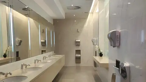 Imagen de archivo de una lavabo público Imagen de archivo de una lavabo público