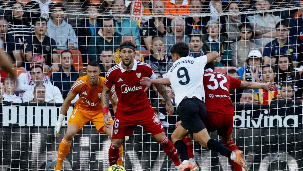 El delantero del Valencia Hugo Duro y el defensa del Sevilla Nemanja Gudelj, durante el partido de la jornada 15 de LaLiga EA Sports entre el Valencia y el Sevilla, este domingo en el estadio de Mestalla en Valencia
