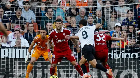 El delantero del Valencia Hugo Duro y el defensa del Sevilla Nemanja Gudelj, durante el partido de la jornada 15 de LaLiga EA Sports entre el Valencia y el Sevilla, este domingo en el estadio de Mestalla en Valencia El delantero del Valencia Hugo Duro y el defensa del Sevilla Nemanja Gudelj, durante el partido de la jornada 15 de LaLiga EA Sports entre el Valencia y el Sevilla, este domingo en el estadio de Mestalla en Valencia