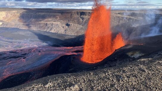 El volc&aacute;n Kilauea en erupci&oacute;n en uno de los episodios de este 2025