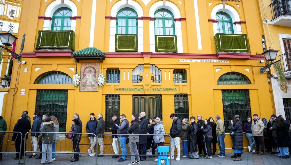 Cientos de devotos han acompañado desde primera hora de este lunes a la Esperanza Macarena en su reposición al culto/ Joaquin Corchero / Europa Press Cientos de devotos han acompañado desde primera hora de este lunes a la Esperanza Macarena en su reposición al culto/ Joaquin Corchero / Europa Press