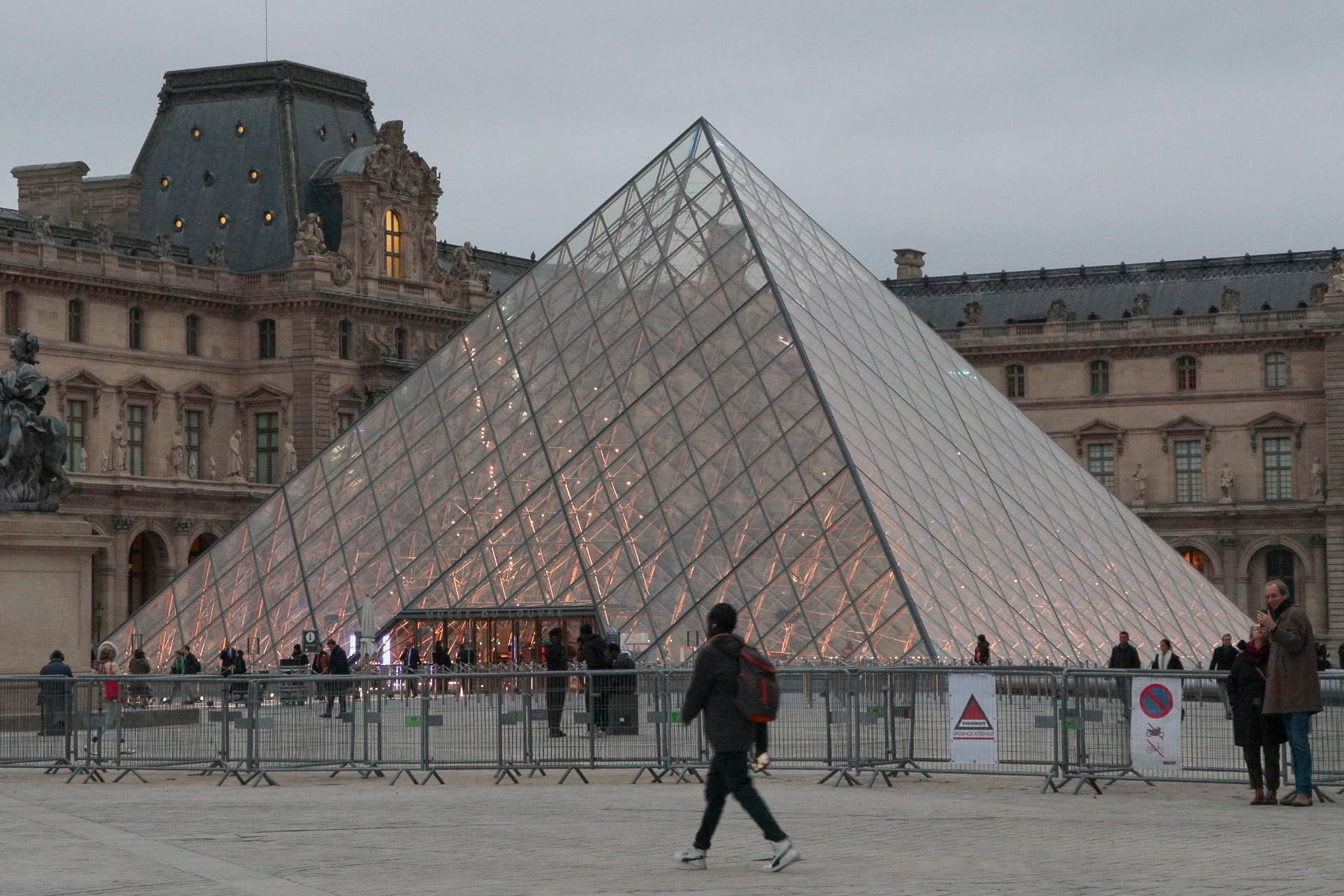 Qué pasa en el Louvre: un robo, una fuga de agua y ahora una huelga evidencian la crisis del emblemático museo de Francia Qué pasa en el Louvre: un robo, una fuga de agua y ahora una huelga evidencian la crisis del emblemático museo de Francia