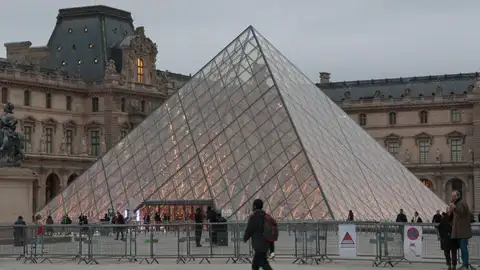 La famosa pirámide de cristal, donde se encuentra la entrada del Louvre La famosa pirámide de cristal, donde se encuentra la entrada del Louvre