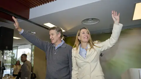 La presidenta de la Junta de Extremadura, María Guardiola (d), y el presidente del Partido Popular, Alberto Núñez Feijóo (i), durante un mitin del PP La presidenta de la Junta de Extremadura, María Guardiola (d), y el presidente del Partido Popular, Alberto Núñez Feijóo (i), durante un mitin del PP/ Andrés Rodríguez / Europa Press