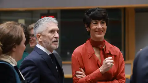 El ministro del Interior español, Fernando Grande-Marlaska y la ministra de Inclusión, Seguridad Social y Migración, Elma Saiz, durante una reunión de ministros del Interior europeos en Bruselas, Bélgica, este lunes. El ministro del Interior español, Fernando Grande-Marlaska y la ministra de Inclusión, Seguridad Social y Migración, Elma Saiz, durante una reunión de ministros del Interior europeos en Bruselas, Bélgica, este lunes.
