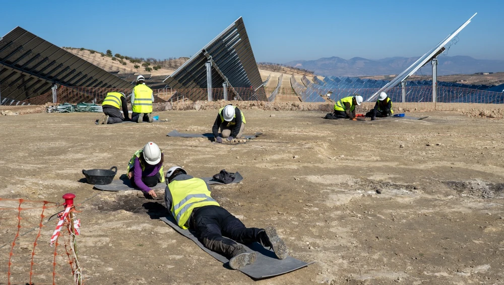 Hallan una necrópolis del siglo VI a. C. durante las obras de una planta solar en Granada Hallan una necrópolis del siglo VI a. C. durante las obras de una planta solar en Granada