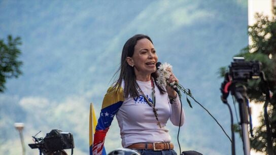 Foto de archivo. La l&iacute;der opositora Mar&iacute;a Corina Machado aparece en las calles de Caracas 