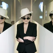 Yoko Ono con su instalación 'En Trance', 1997, en 'Yoko Ono: Half-a-Wind Show', Louisiana Museum of Art, Humlebæk, Dinamarca, 2013 Yoko Ono con su instalación 'En Trance', 1997, en 'Yoko Ono: Half-a-Wind Show', Louisiana Museum of Art, Humlebæk, Dinamarca, 2013