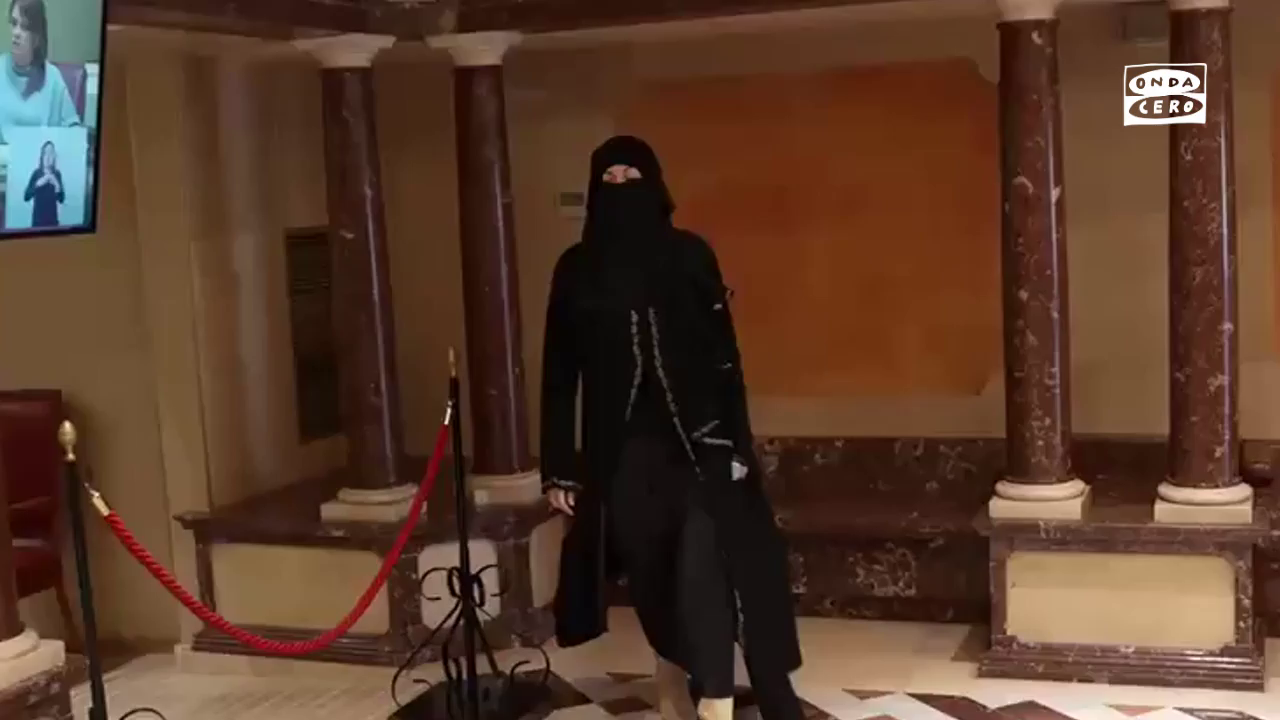 Una diputada de Vox acude a la Asamblea con el Niqab musulmán: "Nos alegramos de que no se permita en este Parlamento..." Una diputada de Vox acude a la Asamblea con el Niqab musulmán: "Nos alegramos de que no se permita en este Parlamento..."