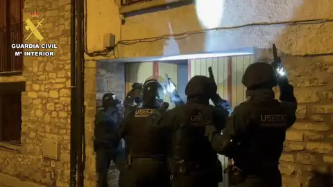 Más de 150 agentes realizaron registros domiciliarios en Jaca, Sabiñánigo y Biescas. Más de 150 agentes realizaron registros domiciliarios en Jaca, Sabiñánigo y Biescas.