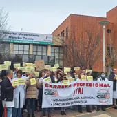 Médicos en una concentración convocada en el Hospital de Alcázar de San Juan Médicos en una concentración convocada en el Hospital de Alcázar de San Juan