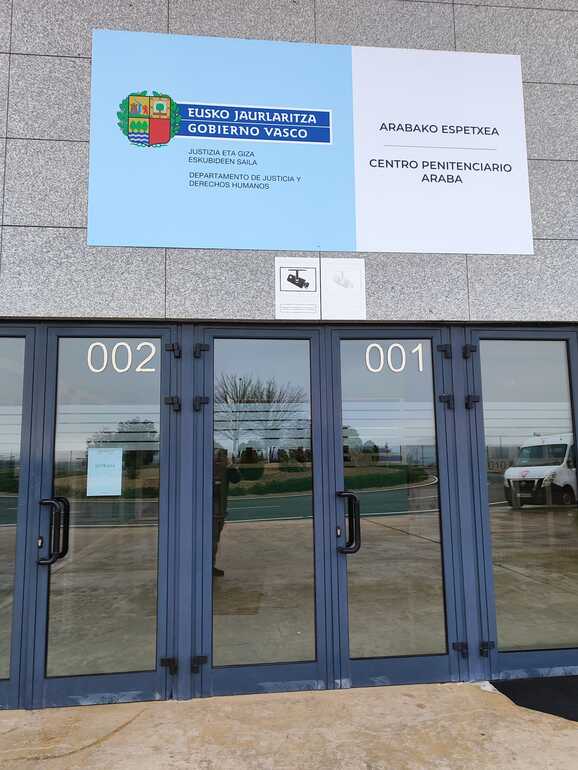 Rescatan a un interno en la cárcel de Zaballa después de que provocara un incendio en su celda Rescatan a un interno en la cárcel de Zaballa después de que provocara un incendio en su celda