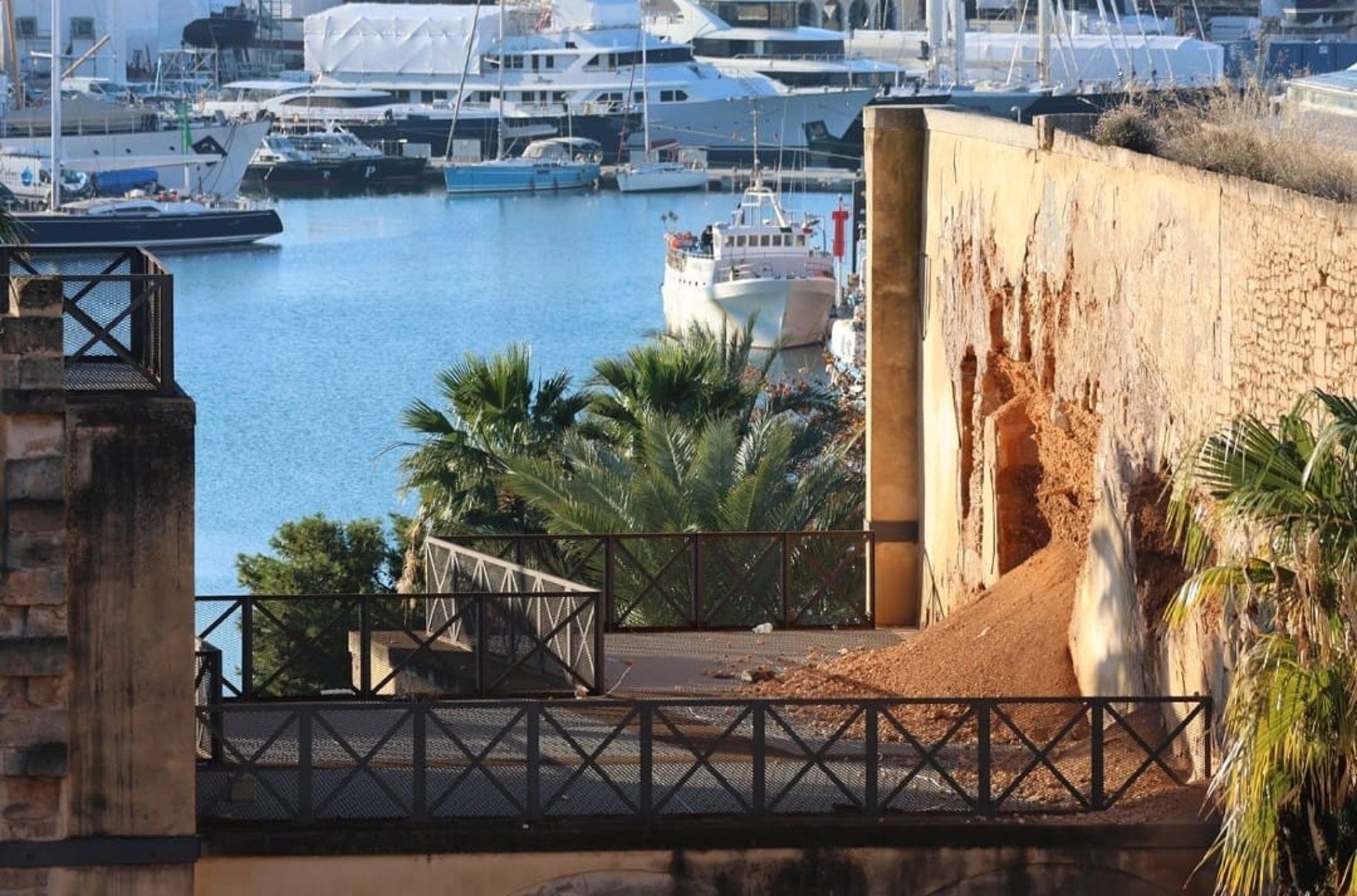 Se derrumba parte de la torre medieval del Baluard de Sant Pere Se derrumba parte de la torre medieval del Baluard de Sant Pere