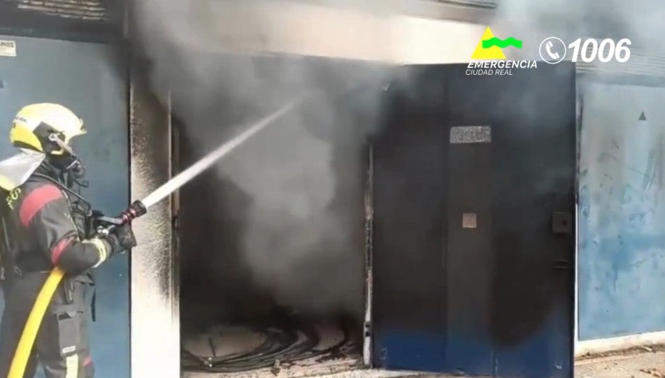 Un cortocircuito causa oficial del incendio en unos transformadores en la zona norte de Valdepeñas Un cortocircuito causa oficial del incendio en unos transformadores en la zona norte de Valdepeñas