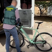 Uno de los objetos recuperados junto a la furgoneta robada Uno de los objetos recuperados junto a la furgoneta robada