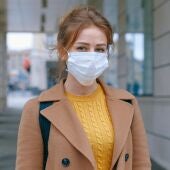 Primer dia amb mascaretes als centres sanitaris: "No me n'havia assabentat"