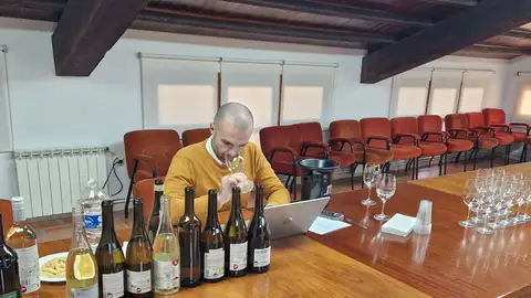 El Máster of Wine español, Álvaro Ribalta, realizó una cata de vinos y un análisis del mercado británico El Máster of Wine español, Álvaro Ribalta, realizó una cata de vinos y un análisis del mercado británico
