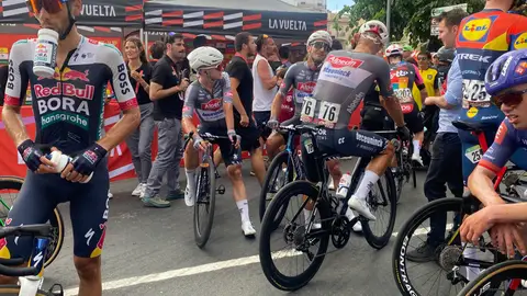 Varios ciclistas una vez cruzada la meta en la localidad guijuelense Varios ciclistas una vez cruzada la meta en la localidad guijuelense