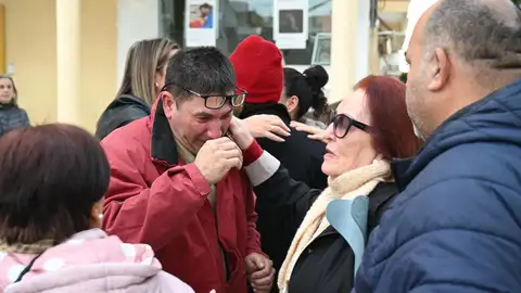 El abuelo del menor asesinado en Almería junto a familiares y vecinos El abuelo del menor asesinado en Almería junto a familiares y vecinos