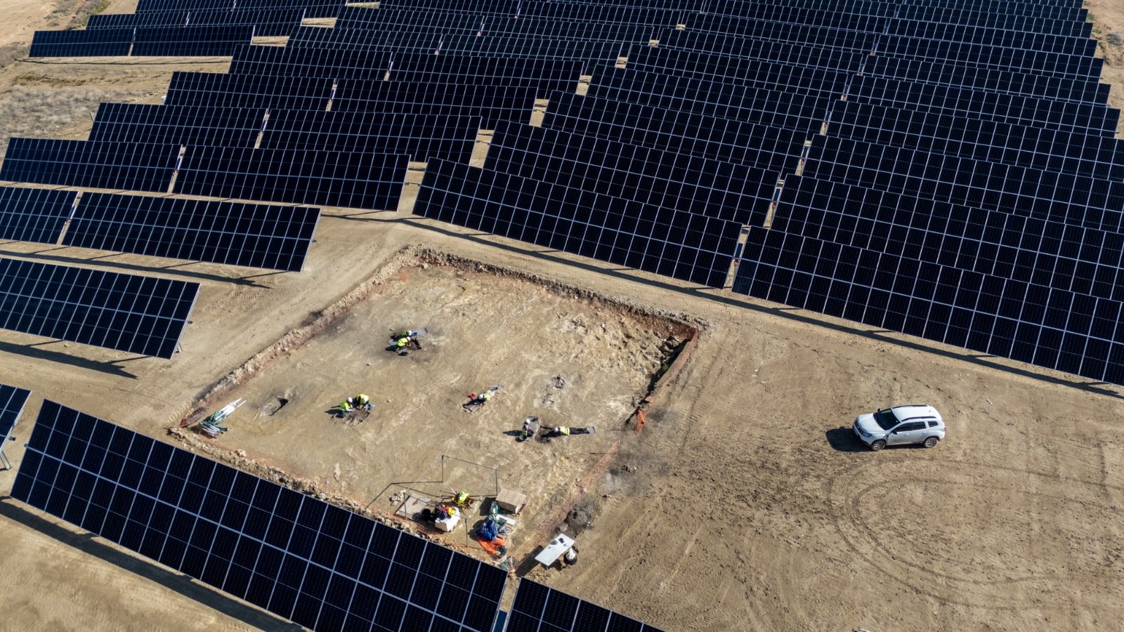 Hallada una necrópolis ibérica del siglo VI a.C. durante los trabajos previos de la planta solar Caparacena de 150 MW Hallada una necrópolis ibérica del siglo VI a.C. durante los trabajos previos de la planta solar Caparacena de 150 MW