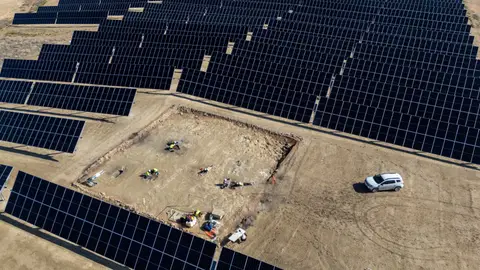 Hallada una necrópolis ibérica del siglo VI a.C. durante los trabajos previos de la planta solar Caparacena de 150 MW Hallada una necrópolis ibérica del siglo VI a.C. durante los trabajos previos de la planta solar Caparacena de 150 MW