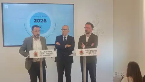 Samuel Ruiz, Francisco Soler y Pablo Ruz en la comparecencia pública de este jueves en el Ayuntamiento de Elche. Samuel Ruiz, Francisco Soler y Pablo Ruz en la comparecencia pública de este jueves en el Ayuntamiento de Elche.