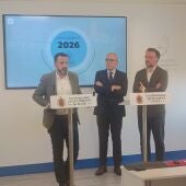 Samuel Ruiz, Francisco Soler y Pablo Ruz en la comparecencia pública de este jueves en el Ayuntamiento de Elche. 