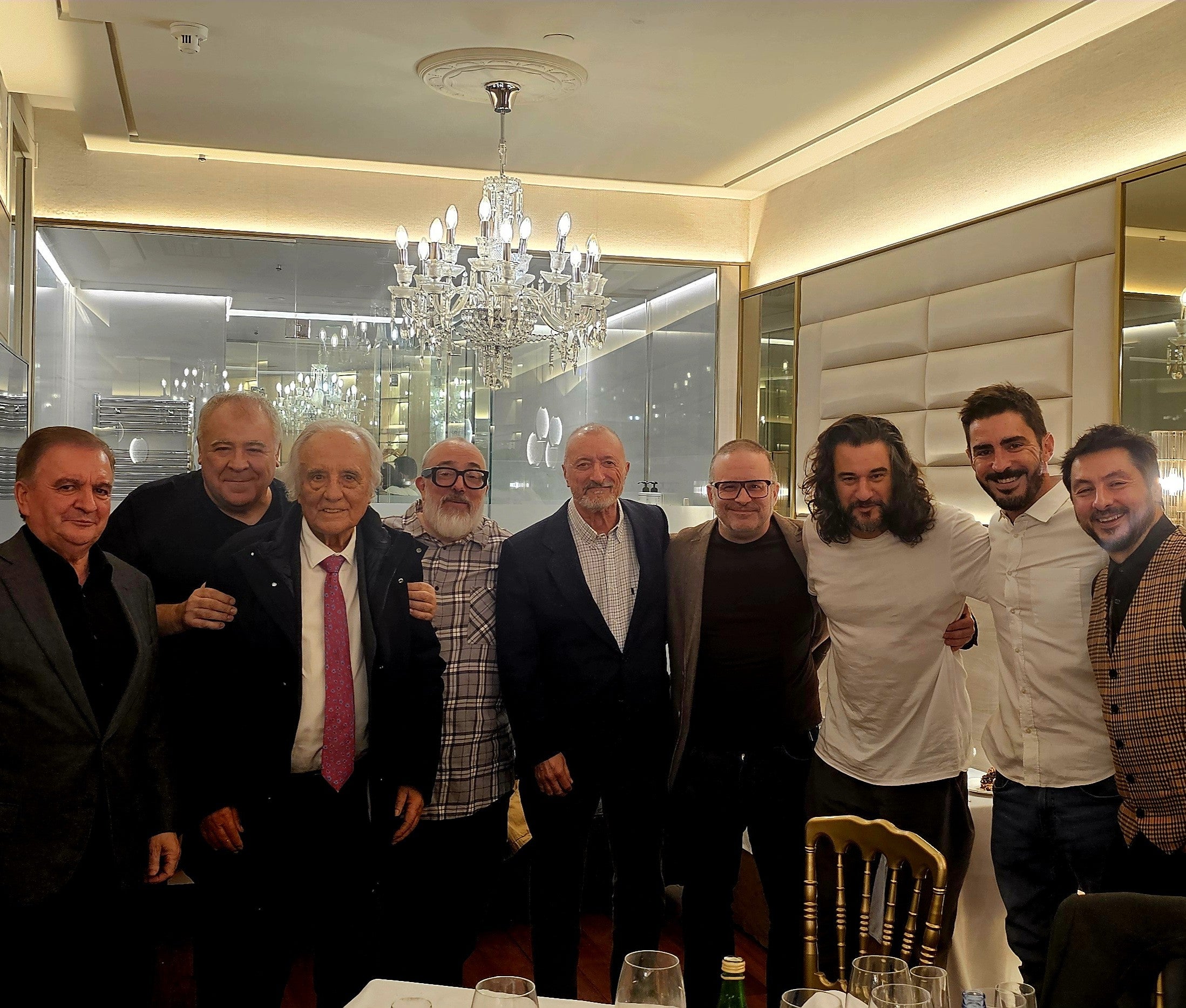 Los "chavales" de Arturo Pérez-Reverte le arropan en su fiesta de cumpleaños: "Gracias por la tarta de cumple" Los "chavales" de Arturo Pérez-Reverte le arropan en su fiesta de cumpleaños: "Gracias por la tarta de cumple"