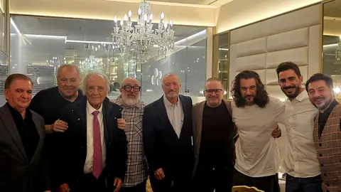 Arturo Pérez-Reverte celebra su cumpleaños con amigos Arturo Pérez-Reverte celebra su cumpleaños con amigos