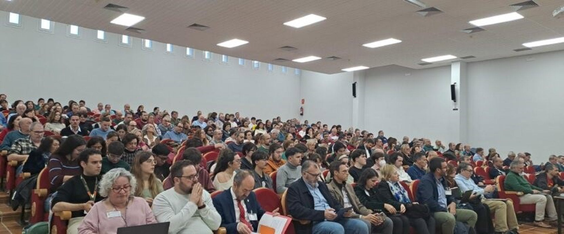 El Claustro debatirá hasta este viernes los nuevos Estatutos de la Universidad de Extremadura El Claustro debatirá hasta este viernes los nuevos Estatutos de la Universidad de Extremadura