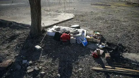 Vista general de la "casa" de un sin techo en un descampado de la ciudad de Valencia, cuando ya son dos los indigentes muertos en las últimas 48 horas y en las que no descarta la incidencia del frío como causa determinante. Vista general de la "casa" de un sin techo en un descampado de la ciudad de Valencia, cuando ya son dos los indigentes muertos en las últimas 48 horas y en las que no descarta la incidencia del frío como causa determinante.