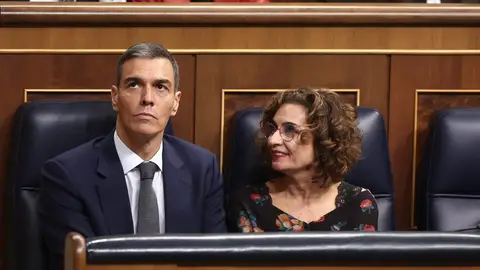 El presidente del Gobierno, Pedro Sánchez, y la vicepresidenta primera y ministra de Hacienda, María Jesús Montero, en una imagen de archivo en el Congreso El presidente del Gobierno, Pedro Sánchez, y la vicepresidenta primera y ministra de Hacienda, María Jesús Montero, en una imagen de archivo en el Congreso/ Eduardo Parra / Europa Press