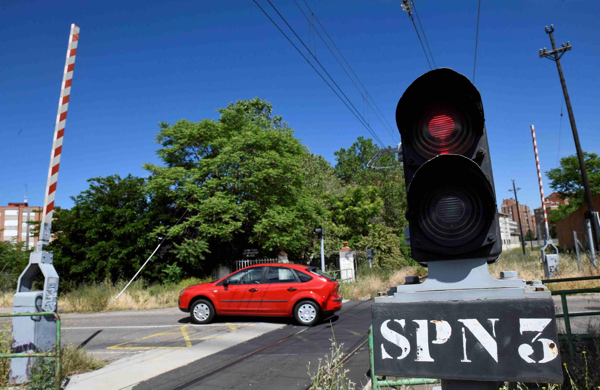 Transportes renueva 18 pasos a nivel en Huelva y Badajoz por un total de 7,9 millones de euros Transportes renueva 18 pasos a nivel en Huelva y Badajoz por un total de 7,9 millones de euros