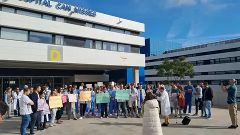 Concentración de médicos frente al Hospital de Can Misses - SIMEBAL Concentración de médicos frente al Hospital de Can Misses - SIMEBAL