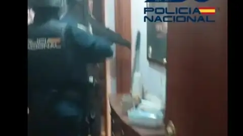 Detenido en Langreo por retener durante más de 10 días a su mujer y atacarla con un cuchillo Detenido en Langreo por retener durante más de 10 días a su mujer y atacarla con un cuchillo