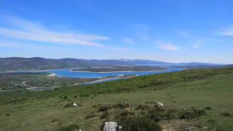 Poligono Eólico Cotío con vista al Embalse del Ebro (Cantabria) Poligono Eólico Cotío con vista al Embalse del Ebro (Cantabria)