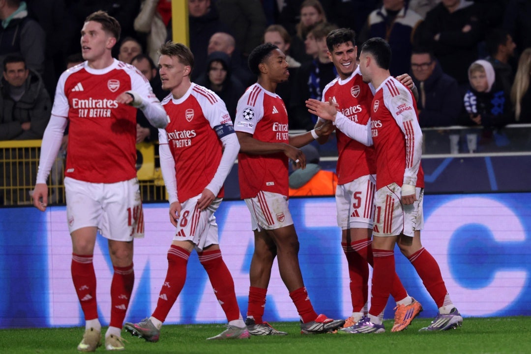 El Arsenal gana al Brujas y se mantiene líder invicto El Arsenal gana al Brujas y se mantiene líder invicto