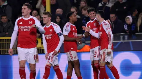 El Arsenal gana al Brujas y se mantiene líder invicto El Arsenal gana al Brujas y se mantiene líder invicto